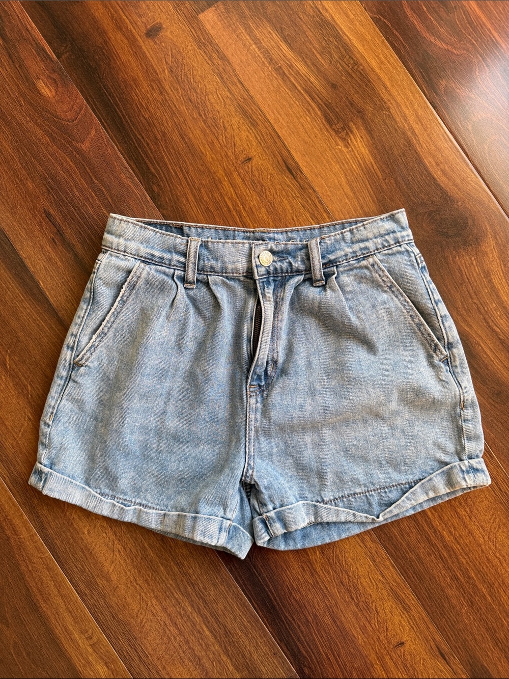 American Eagle Mom Short Denim Pleated 2.5” Jean Shorts Size 0